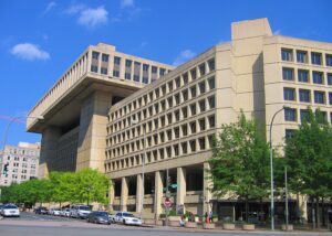 De pé na Pennsylvania Avenue NW e olhando para a F Street NW, no J. Edgar Hoover Building, a sede do Federal Bureau of Investigation em Washington, DC, nos Estados Unidos.